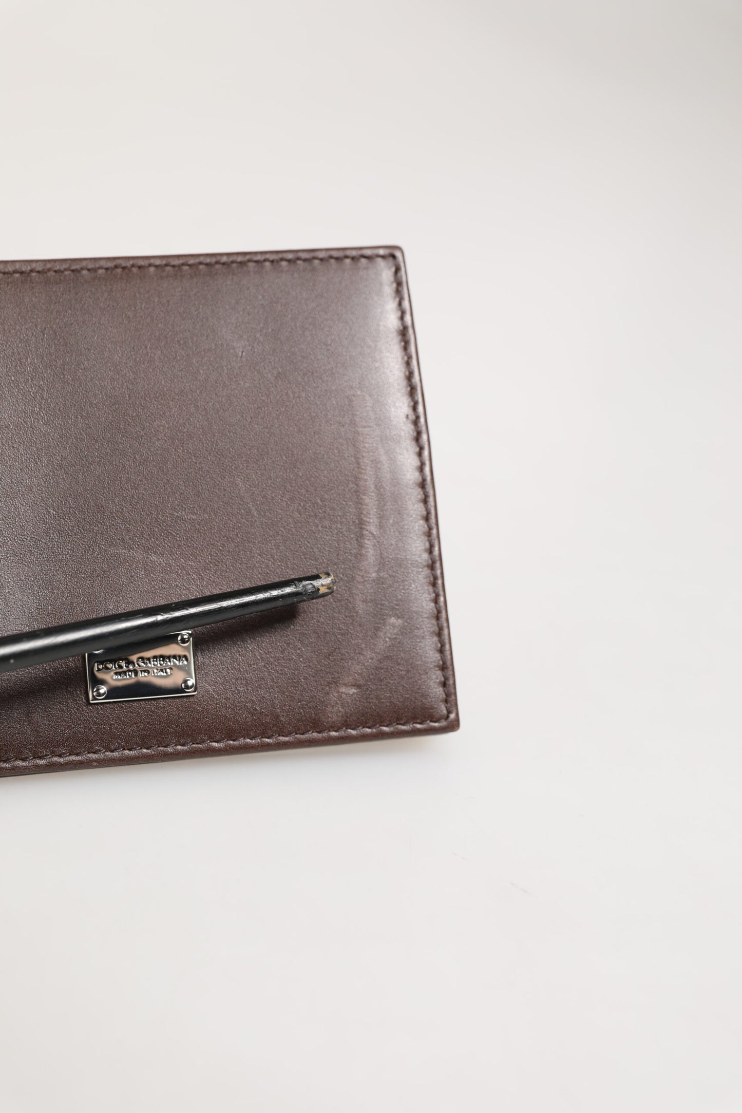 Dolce &amp; Gabbana – Braune Lederbrieftasche mit DG-Logogravur und zweifach faltbarem Kartenetui