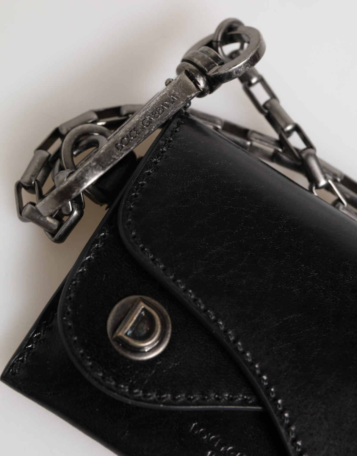 Dolce &amp; Gabbana Schwarzes Cavallo-Lederportemonnaie mit Kette und Druckknopf, zweifach faltbares Kartenetui