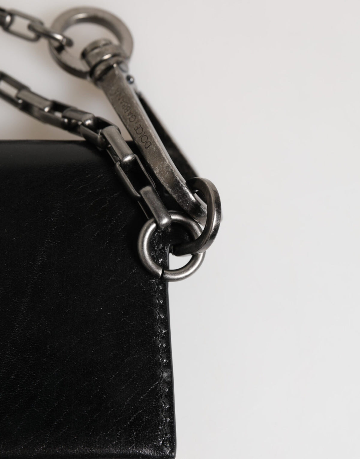 Dolce &amp; Gabbana Schwarzes Cavallo-Lederportemonnaie mit Kette und Druckknopf, zweifach faltbares Kartenetui