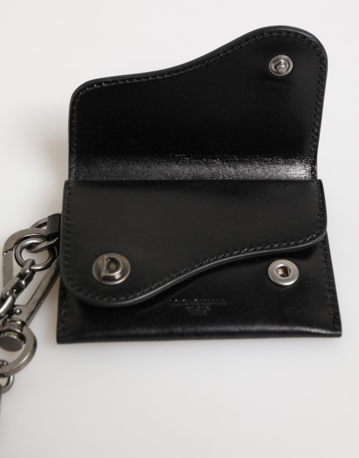 Dolce &amp; Gabbana Schwarzes Cavallo-Lederportemonnaie mit Kette und Druckknopf, zweifach faltbares Kartenetui