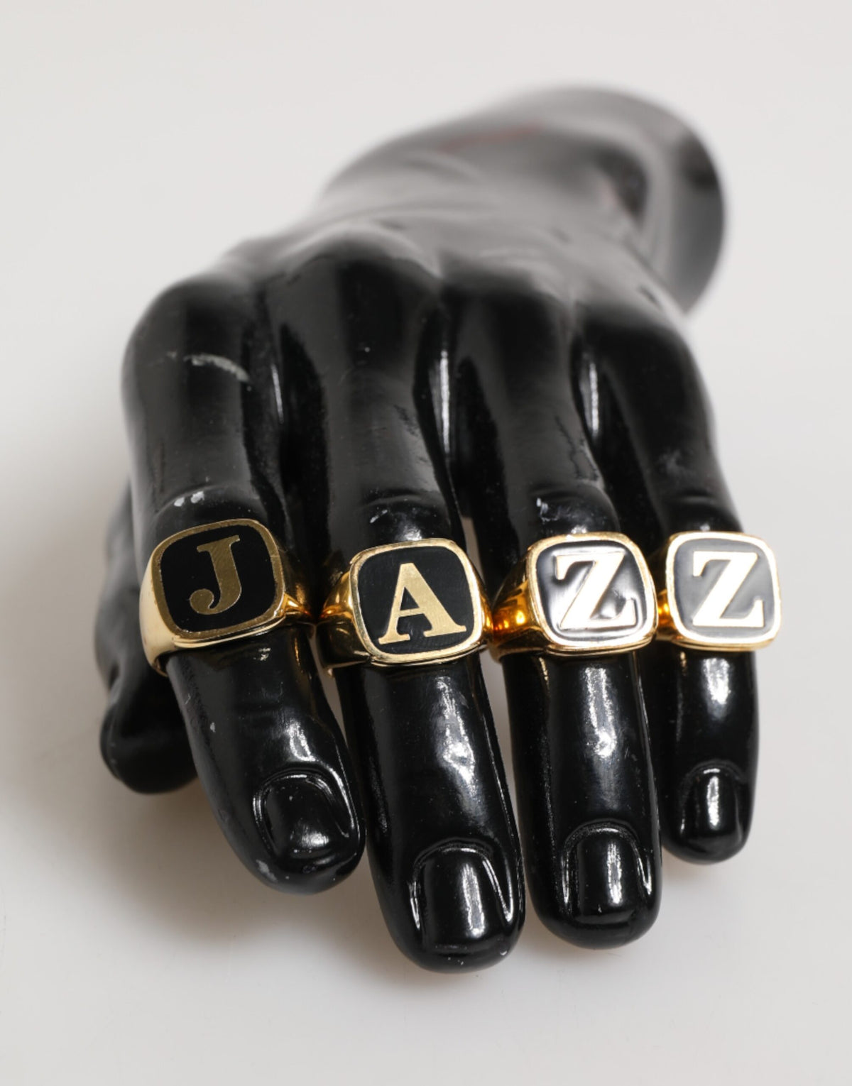 Dolce &amp; Gabbana – Goldfarbenes Messing-Buchstabenset „JAZZ“, 4-teilig, verstellbarer Ring