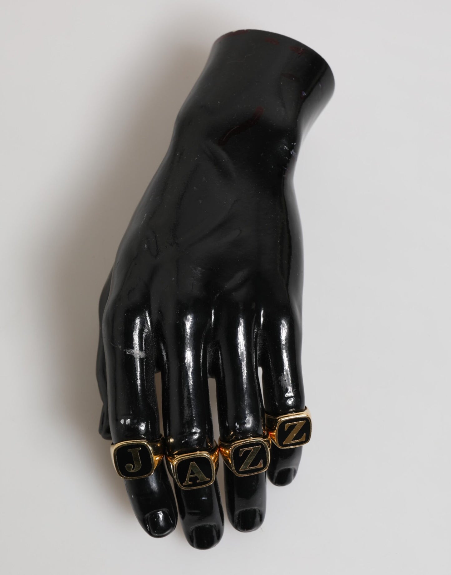 Dolce &amp; Gabbana – Goldfarbenes Messing-Buchstabenset „JAZZ“, 4-teilig, verstellbarer Ring