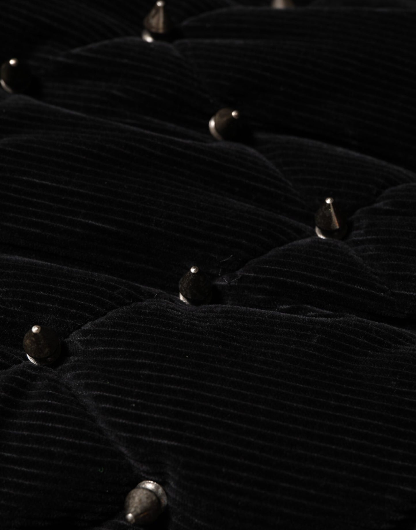 Dolce &amp; Gabbana – Schwarze Kapuzenjacke aus gesteppter Baumwolle mit Nietenärmeln