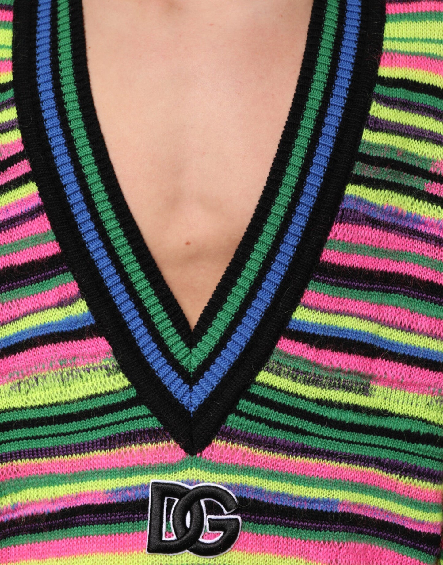 Dolce &amp; Gabbana – Mehrfarbiger Strickpullover mit V-Ausschnitt und DG-Logo