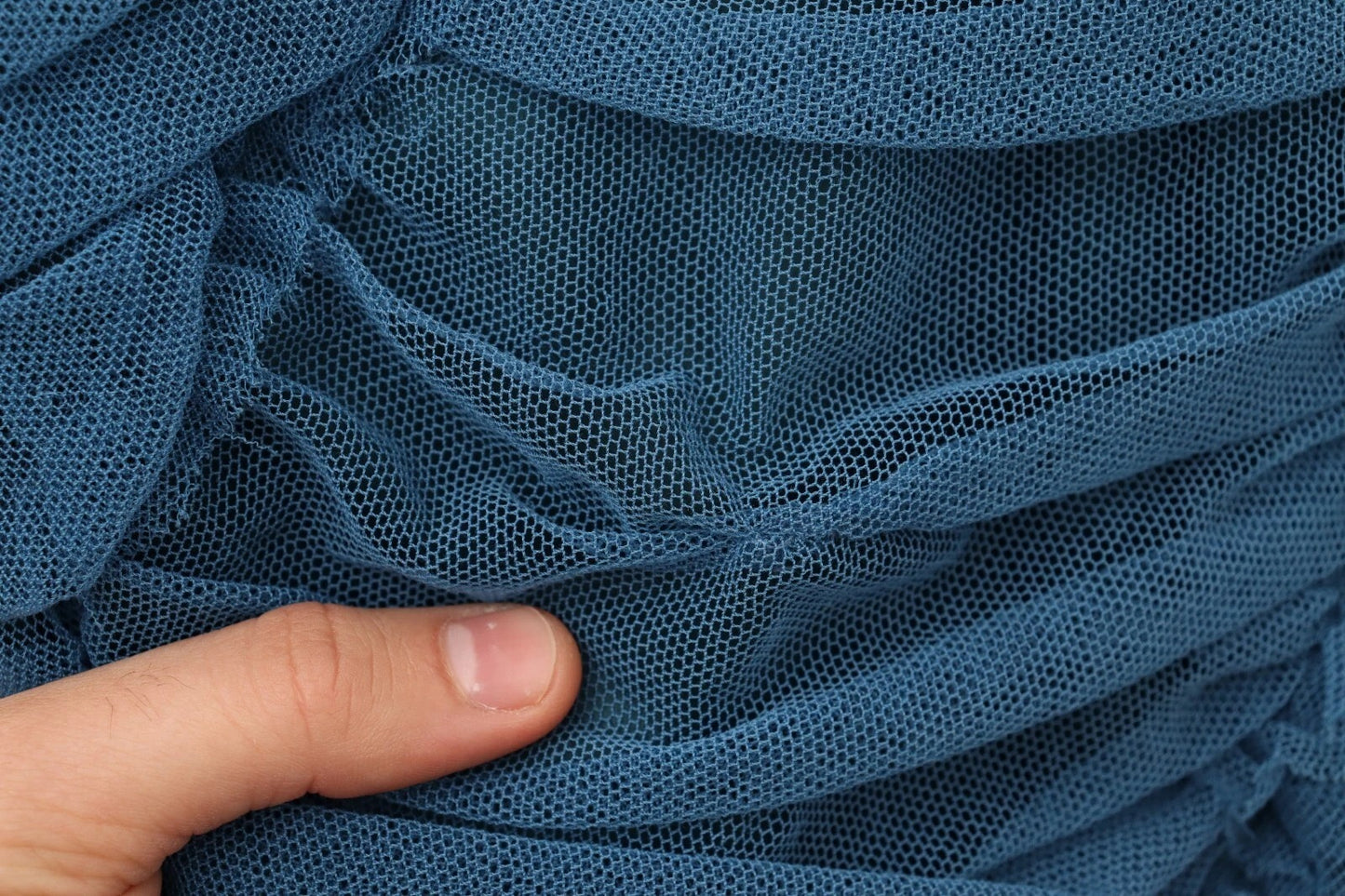 Dolce &amp; Gabbana – Etuikleid aus gerüschtem Tüll mit blauem Netzbesatz