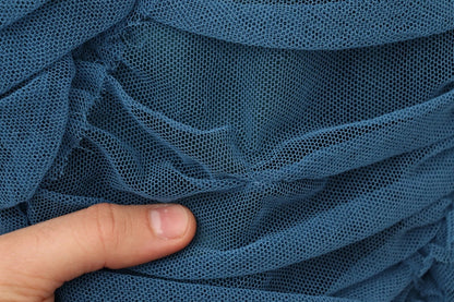 Dolce &amp; Gabbana – Etuikleid aus gerüschtem Tüll mit blauem Netzbesatz