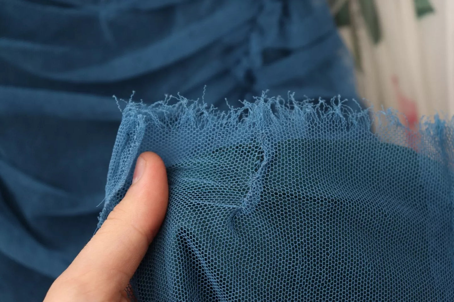 Dolce &amp; Gabbana – Etuikleid aus gerüschtem Tüll mit blauem Netzbesatz