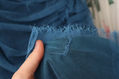 Dolce &amp; Gabbana – Etuikleid aus gerüschtem Tüll mit blauem Netzbesatz