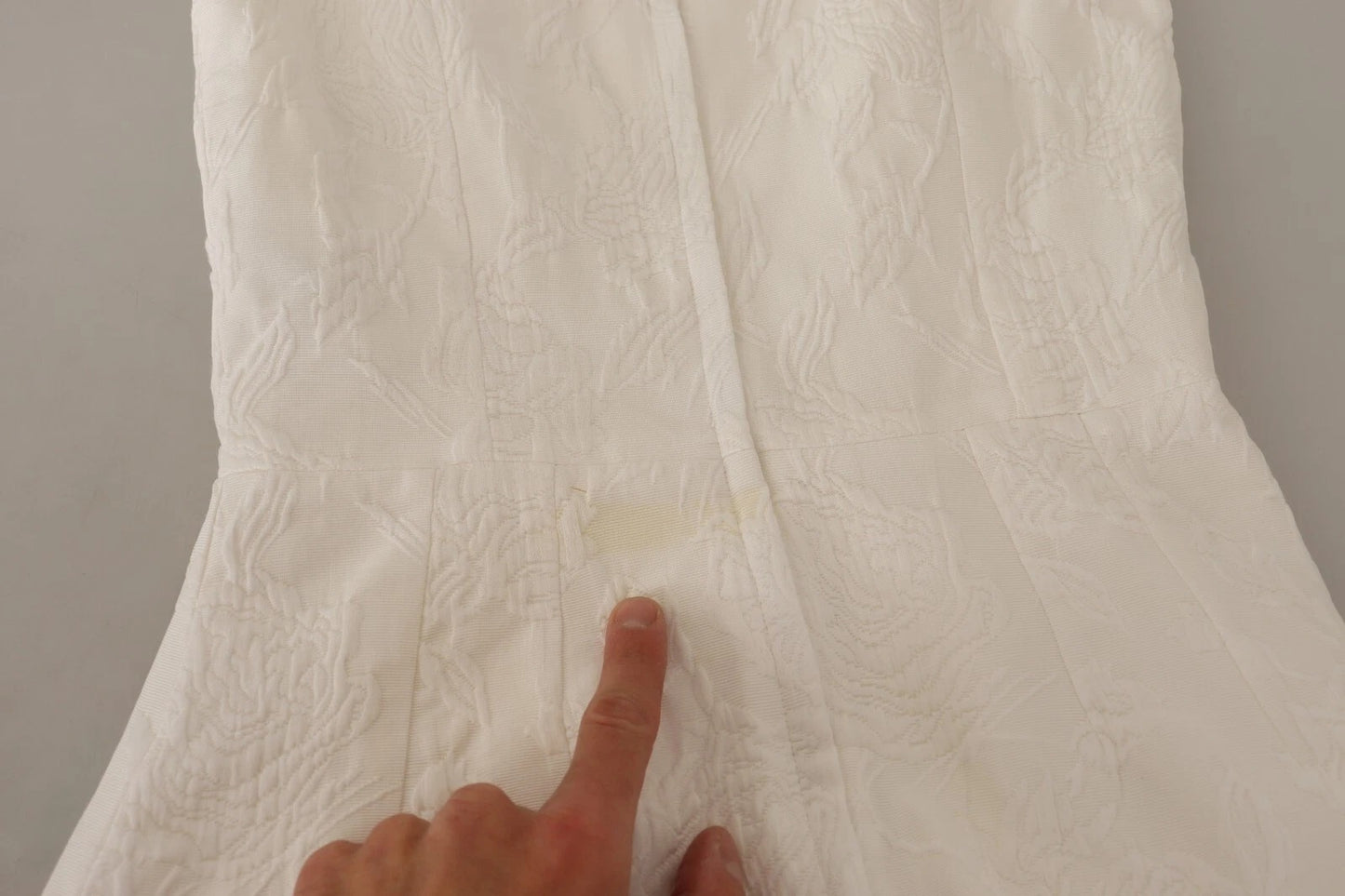 Dolce &amp; Gabbana – Weißes, ärmelloses Etui-Minikleid mit Blumenmuster