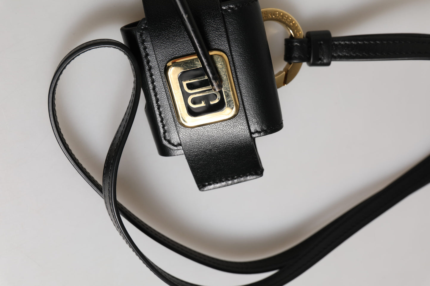 Dolce &amp; Gabbana – Airpods-Hülle mit schwarzem Lederarmband und goldenem DG-Logo-Schild aus Metall