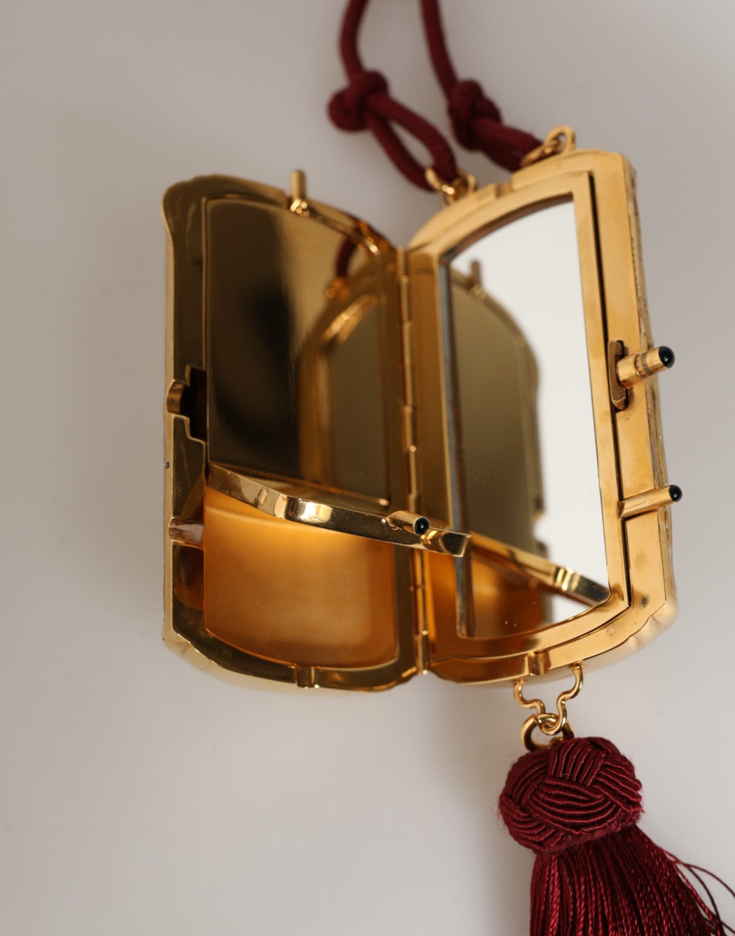 Dolce &amp; Gabbana Tasche mit Anhänger aus weißem Perlenharz und goldenem Metall mit roter Quaste