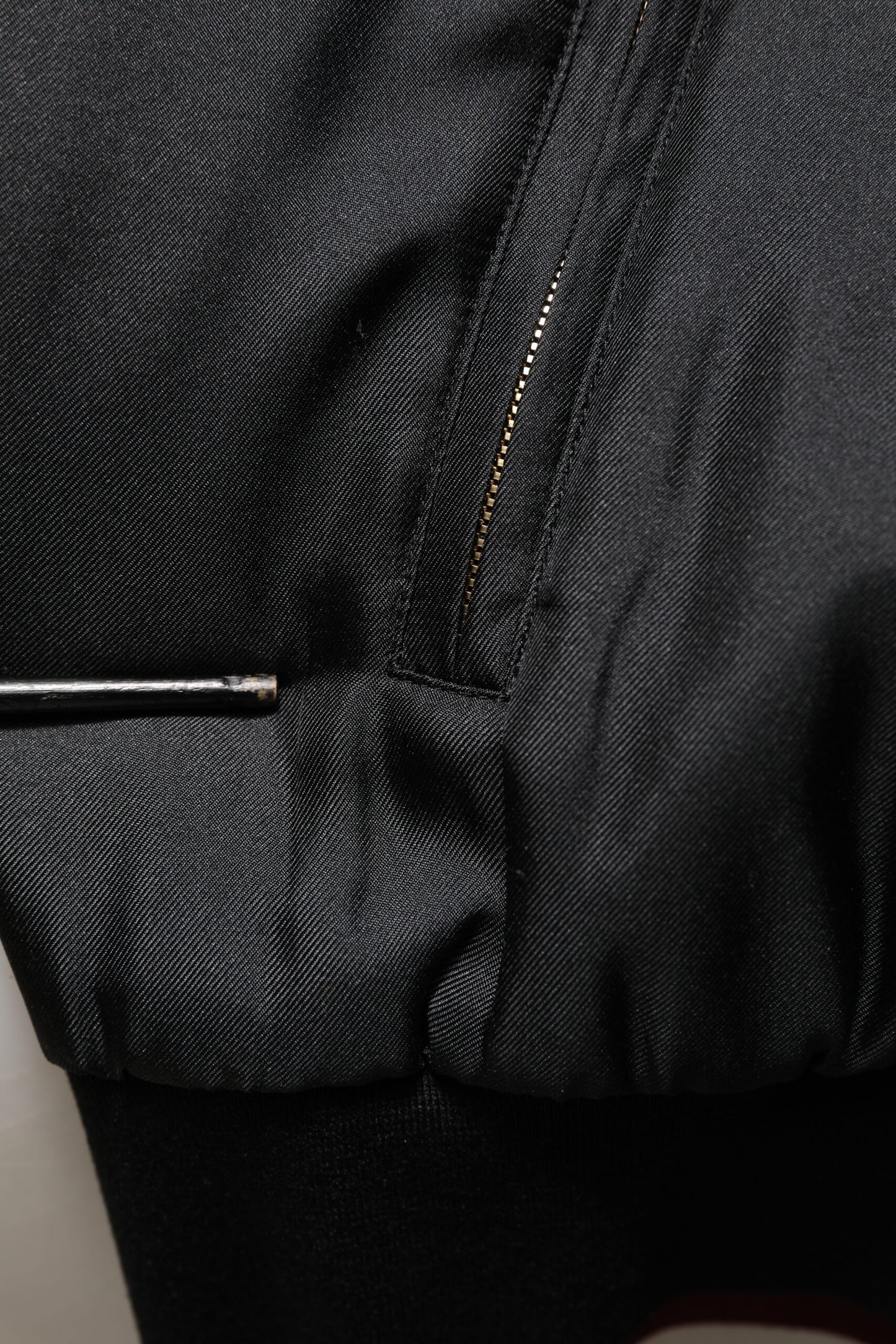 Dolce &amp; Gabbana – Bomber-Blousonjacke aus Seide mit Blumenmuster in Schwarz und Rot