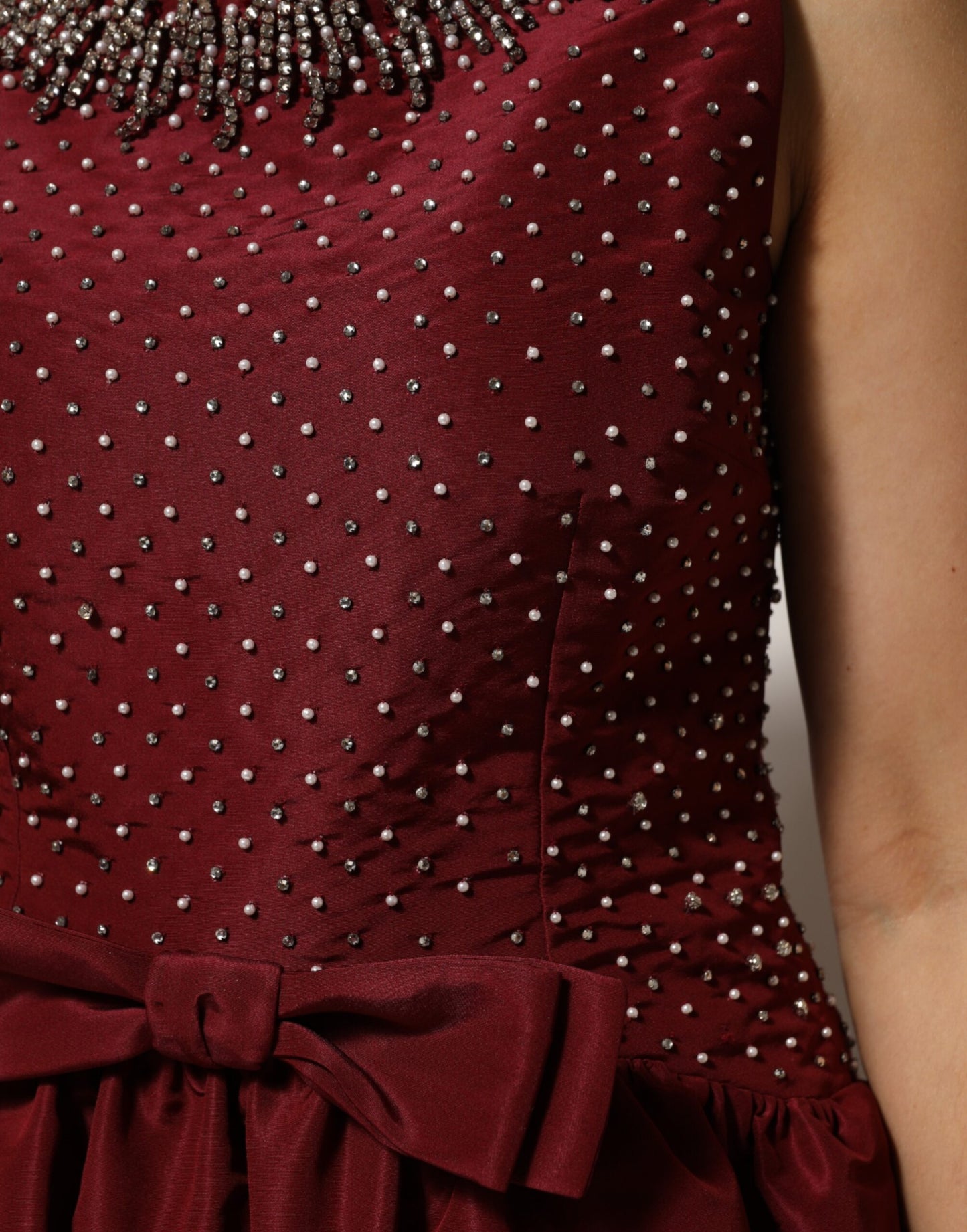 Dolce &amp; Gabbana Burgunderrotes Abendkleid aus Seide mit Perlen