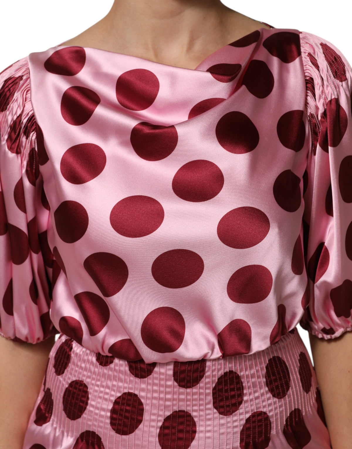 Dolce &amp; Gabbana – Maxikleid aus Seidensatin mit rosa und roten Punkten