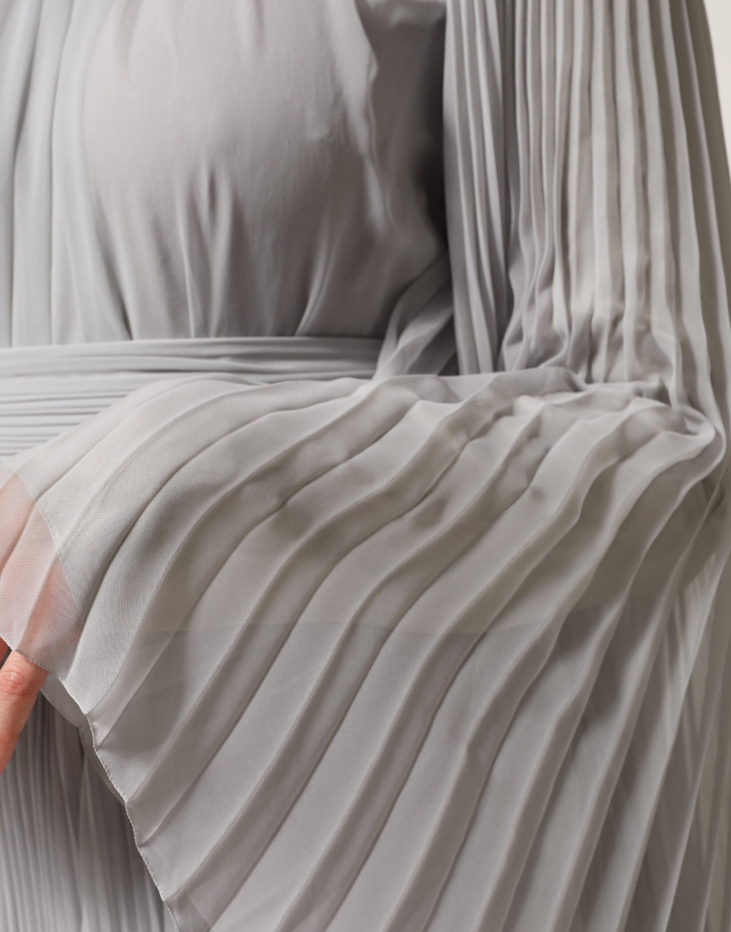 Dolce &amp; Gabbana – Graues, plissiertes Maxikleid aus Seidenmischung mit langen Ärmeln