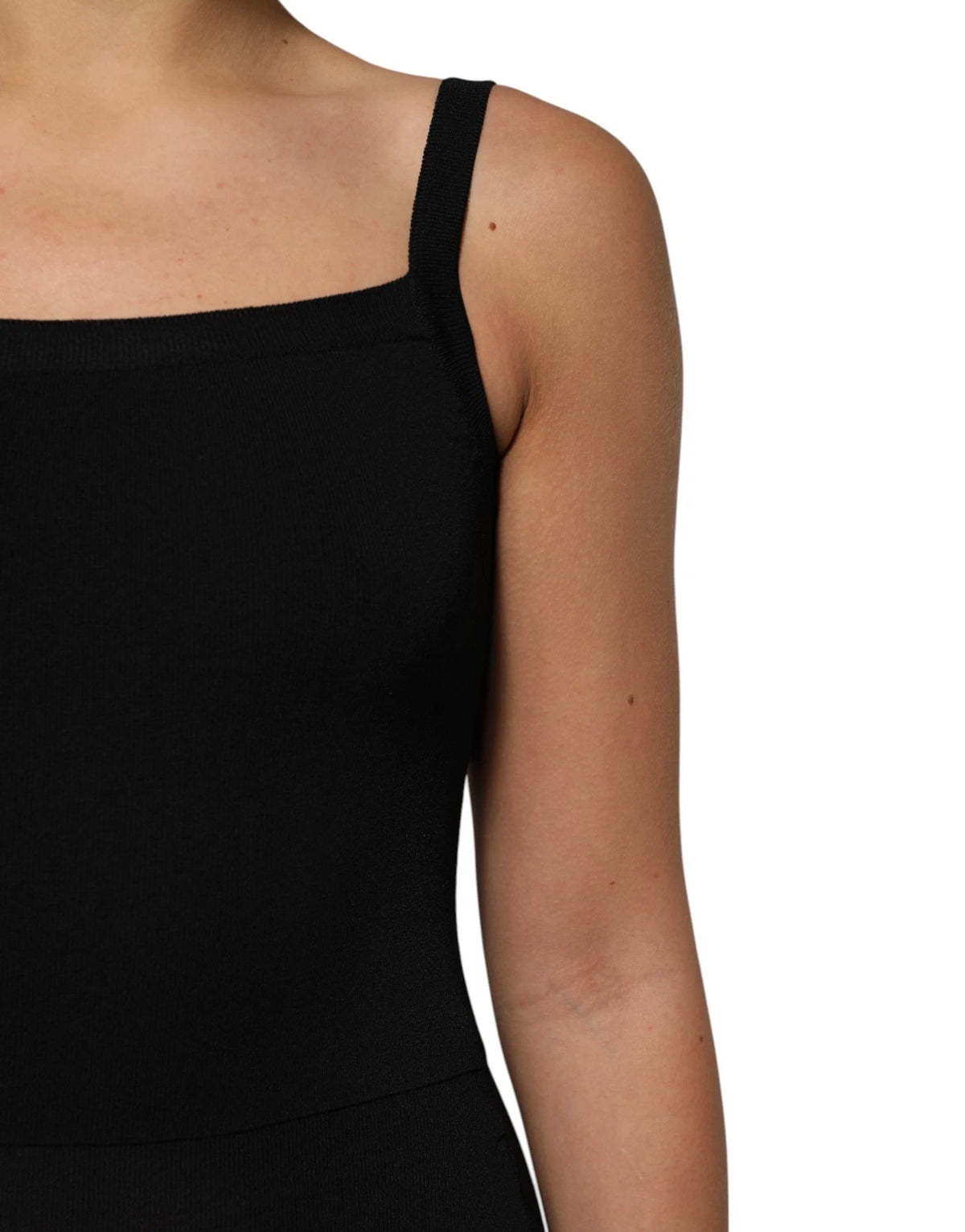 Laneus – Schwarzes, figurbetontes Minikleid mit Rüschen und quadratischem Ausschnitt