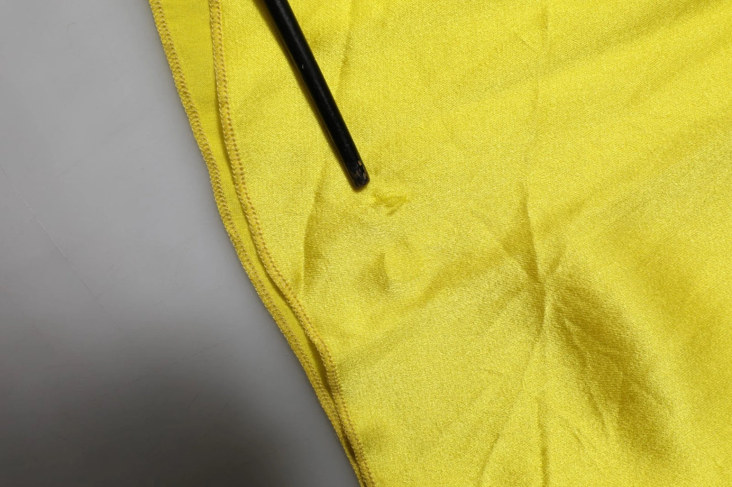 Tonello Gelbes Seidensatin-Maxikleid mit Spaghettiträgern