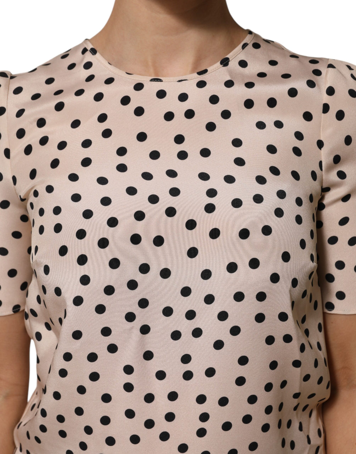 Dolce &amp; Gabbana – Kurzärmliges Seidenblusenoberteil in Beige und Schwarz mit Punkten
