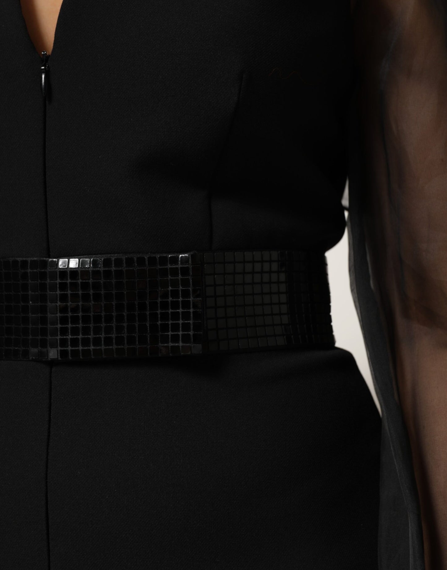 Emporio Armani – Schwarzes Minikleid mit V-Ausschnitt und transparenten Ärmeln und Gürtel