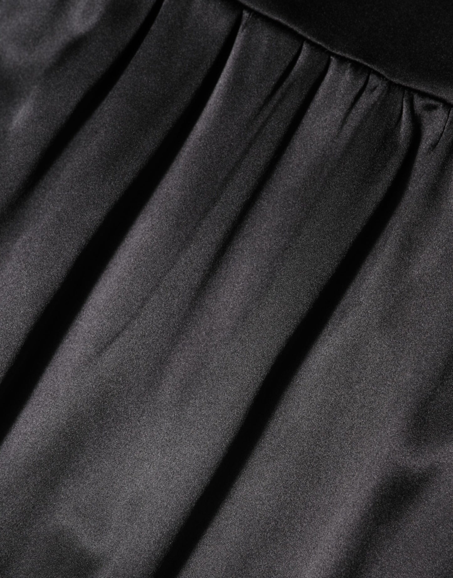 Dolce &amp; Gabbana Schwarzes ärmelloses Minikleid aus Seidenmischung mit Spitzenbesatz