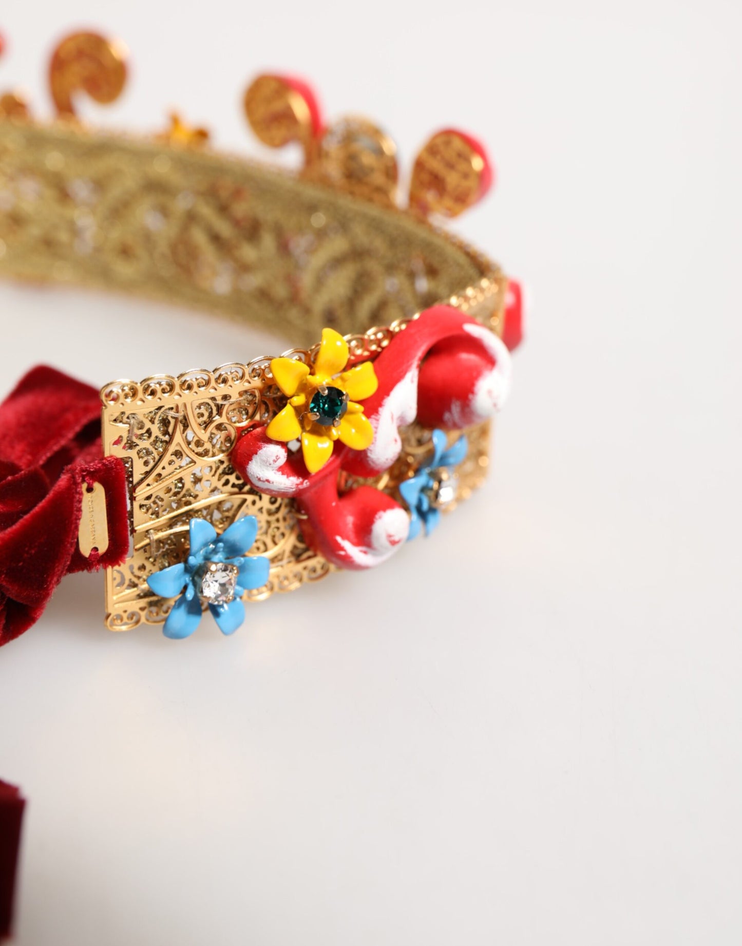 Dolce &amp; Gabbana Rotes Carretto-Stirnband mit mehrfarbigem Kristallgold und Tiara-Krähenmotiv