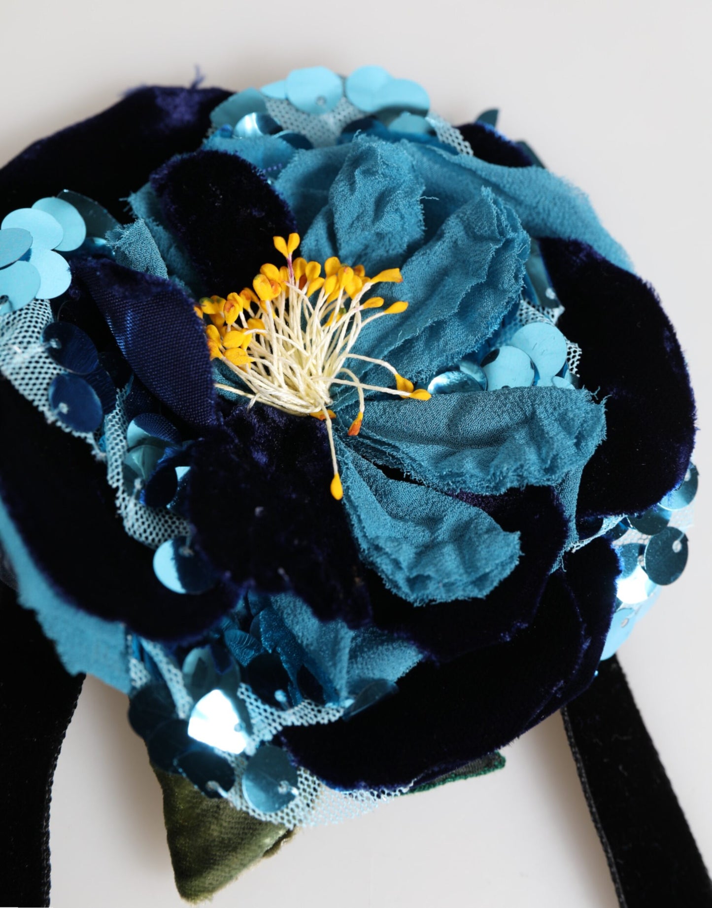 Dolce &amp; Gabbana Blaue Halskette mit Samt-Choker und Kristallperlen