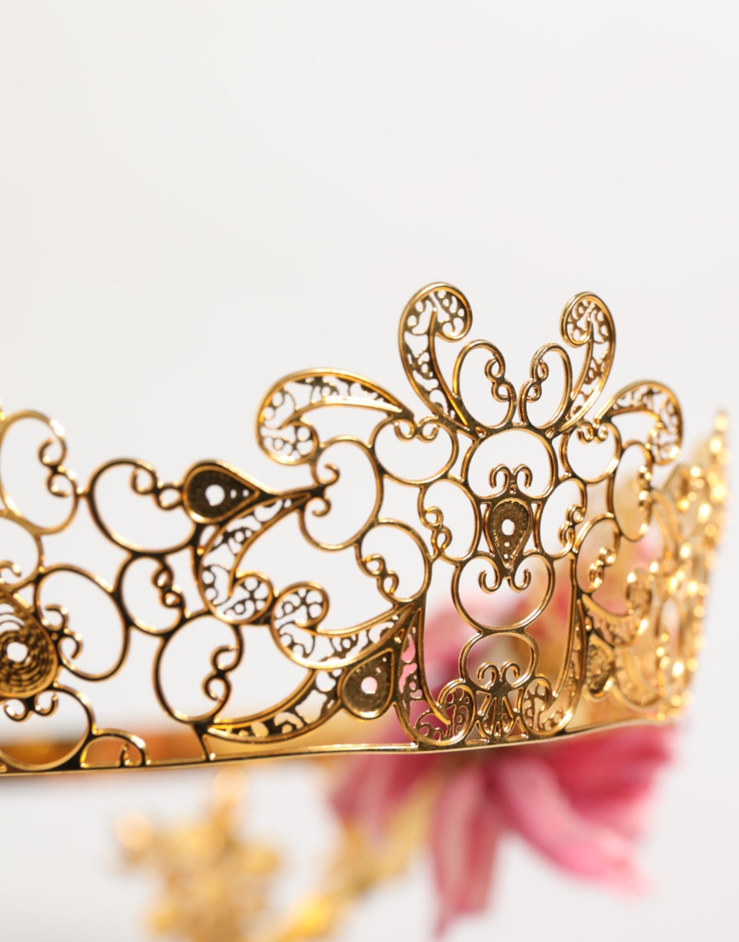 Dolce &amp; Gabbana – Goldfarbenes Blumen-Diadem mit rosa Rosen und Kristallkrone