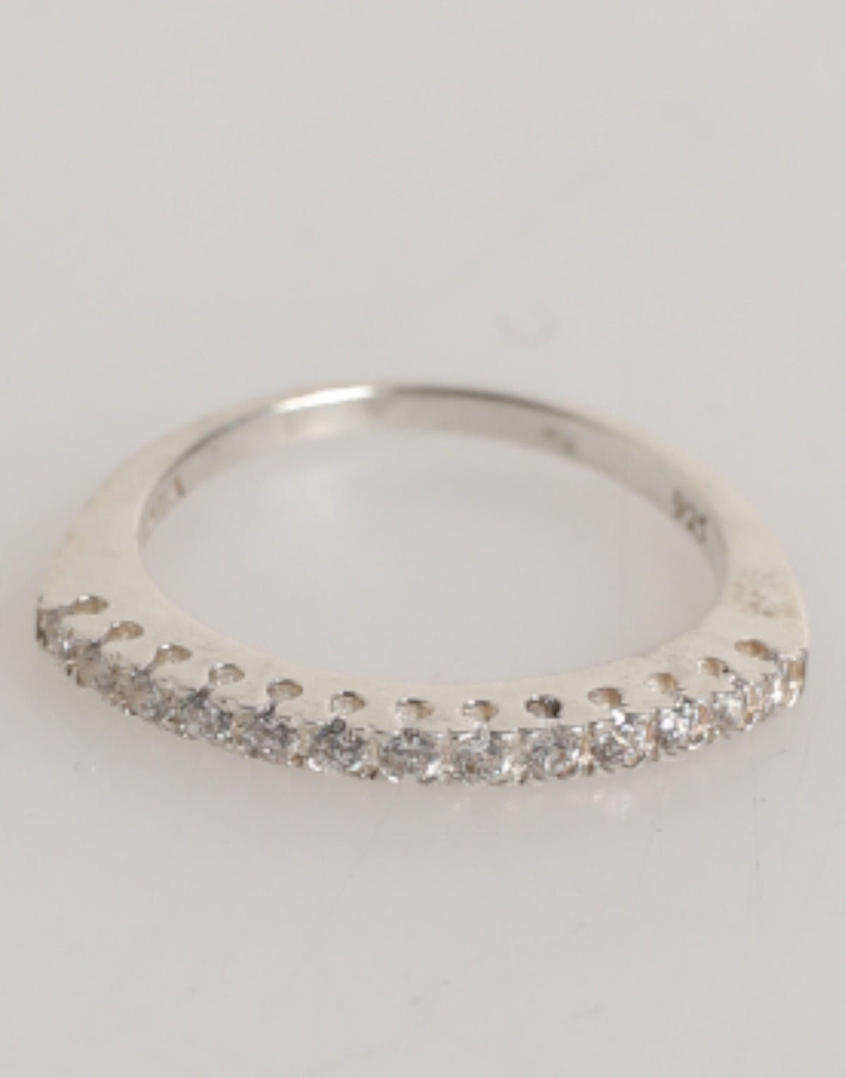 Nialaya Ewigkeitsring aus Sterlingsilber 925, Pavé-Fassung, Zirkonia-Kristall