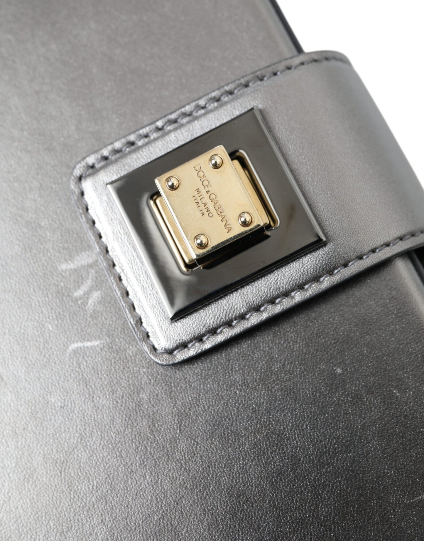 Dolce &amp; Gabbana – Schultertasche aus kastenförmigem Leder in Stahlgrau mit goldenem DG-Logo