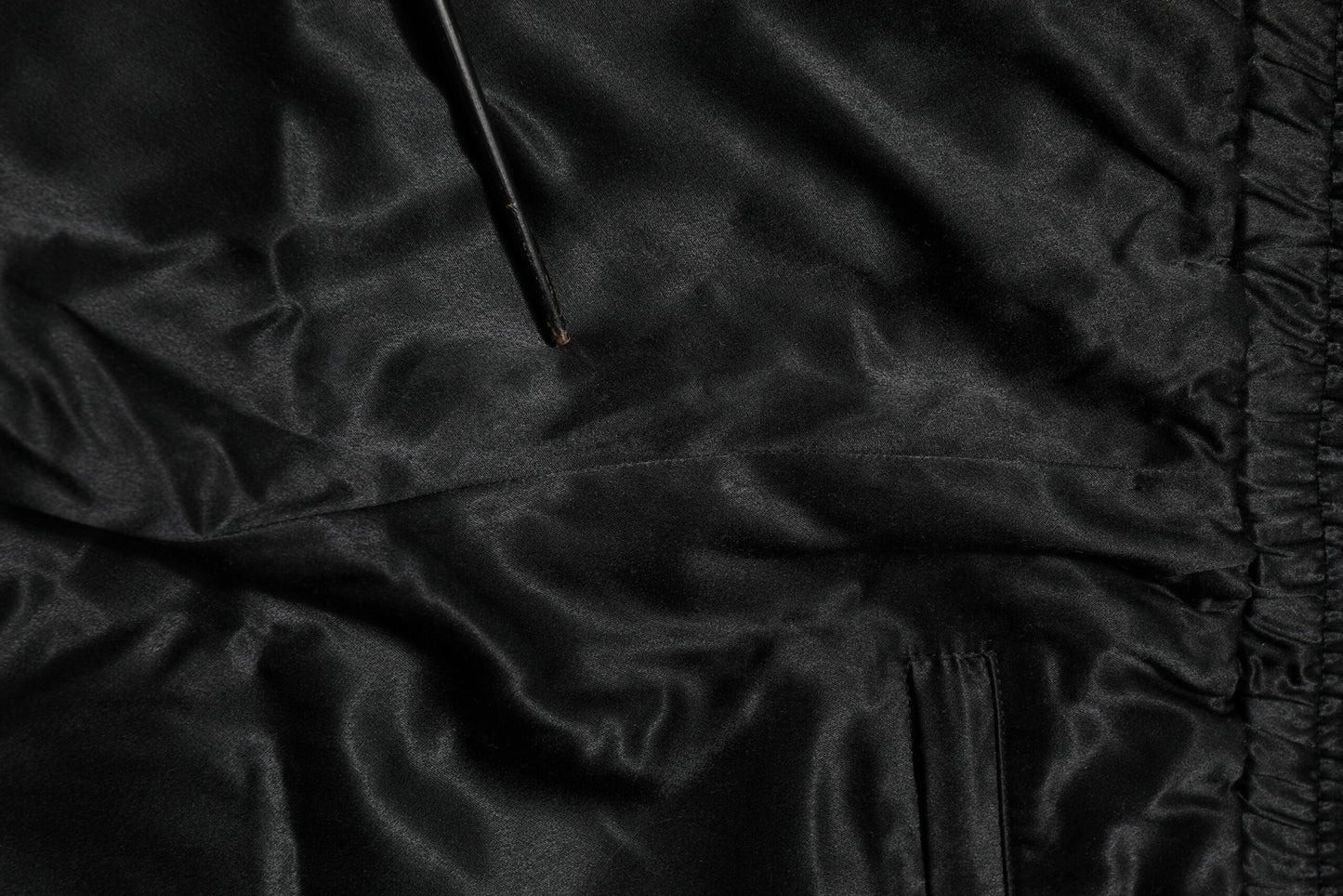 Dolce &amp; Gabbana – Jogginghose mit seitlichen Streifen und Krone aus Satin in Schwarz und Gold