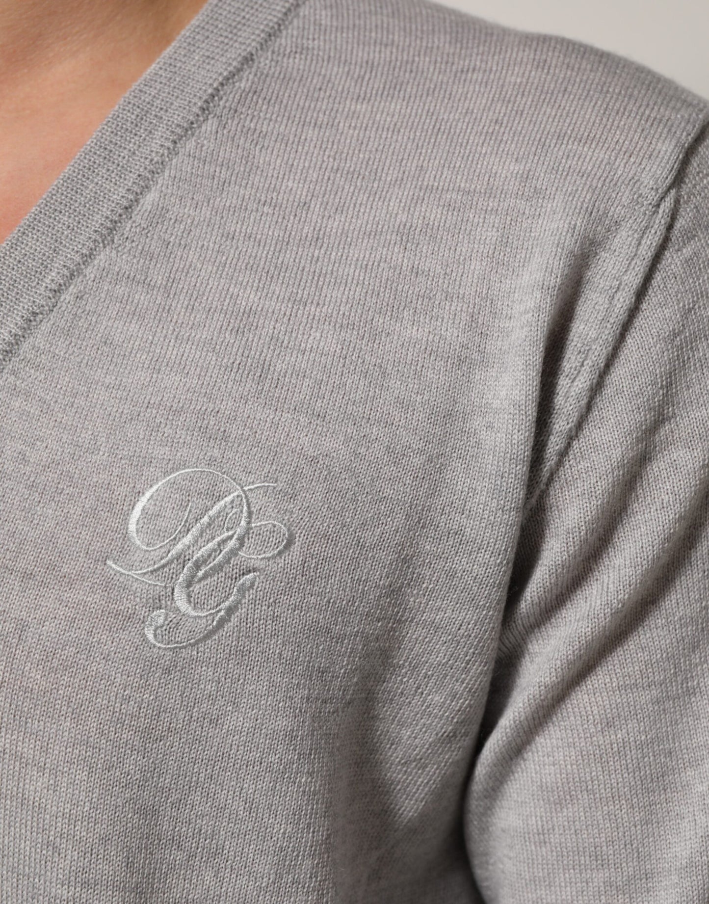 Dolce &amp; Gabbana – Grauer Pullover aus Wollstrick mit Logo und V-Ausschnitt