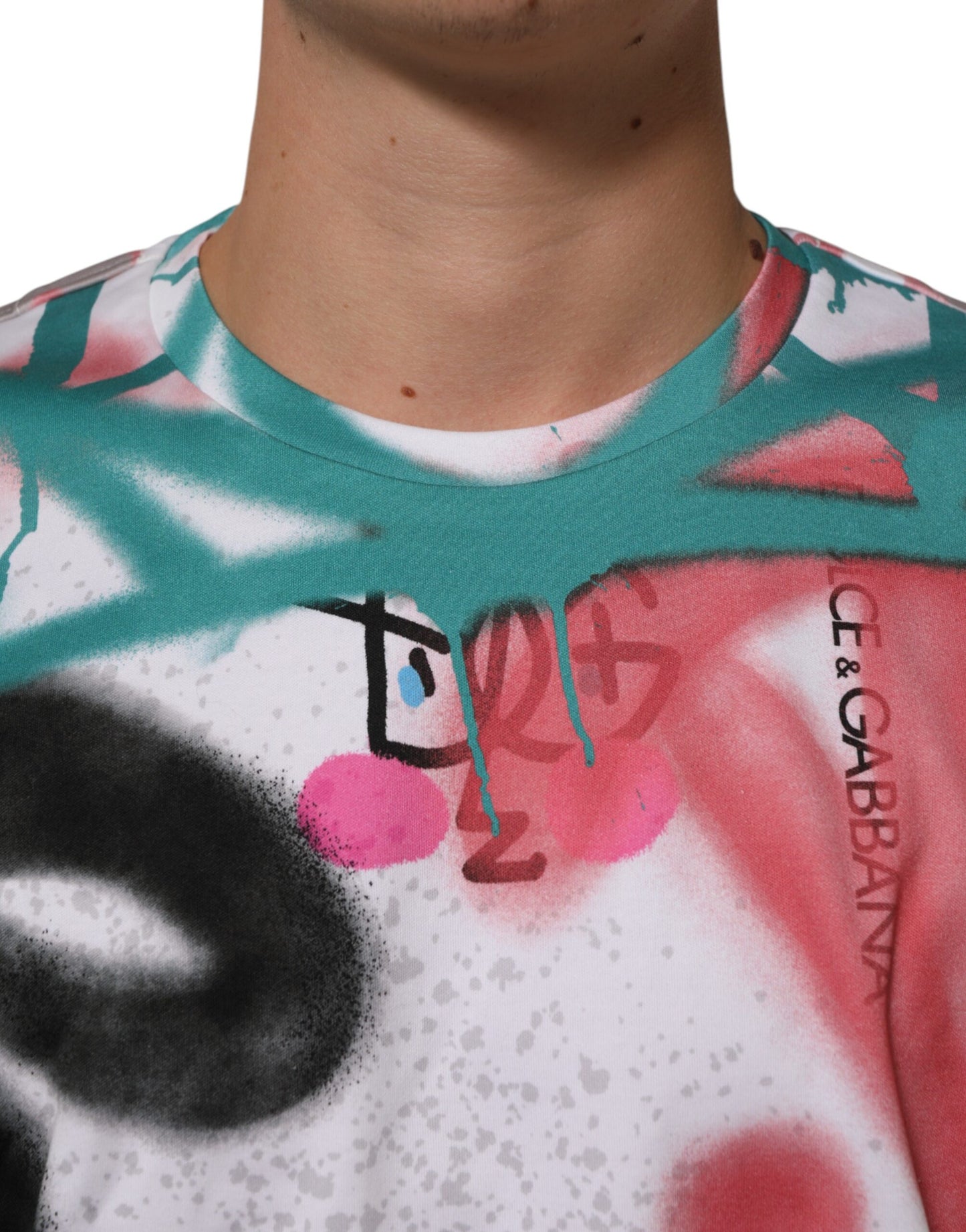 Dolce &amp; Gabbana – Weißes T-Shirt mit Rundhalsausschnitt und kurzen Ärmeln und Graffiti-Print