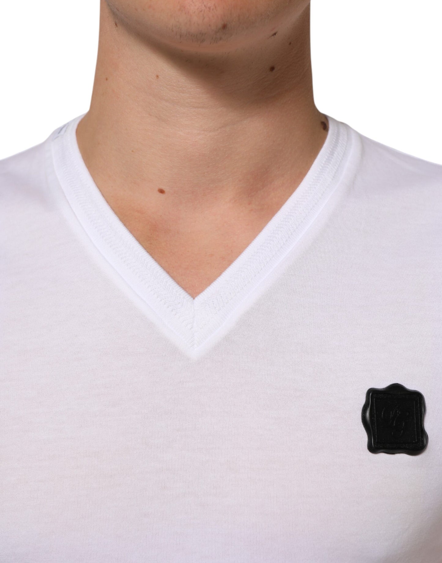 Dolce &amp; Gabbana – Weißes T-Shirt mit V-Ausschnitt und Logo-Patch aus Baumwolle