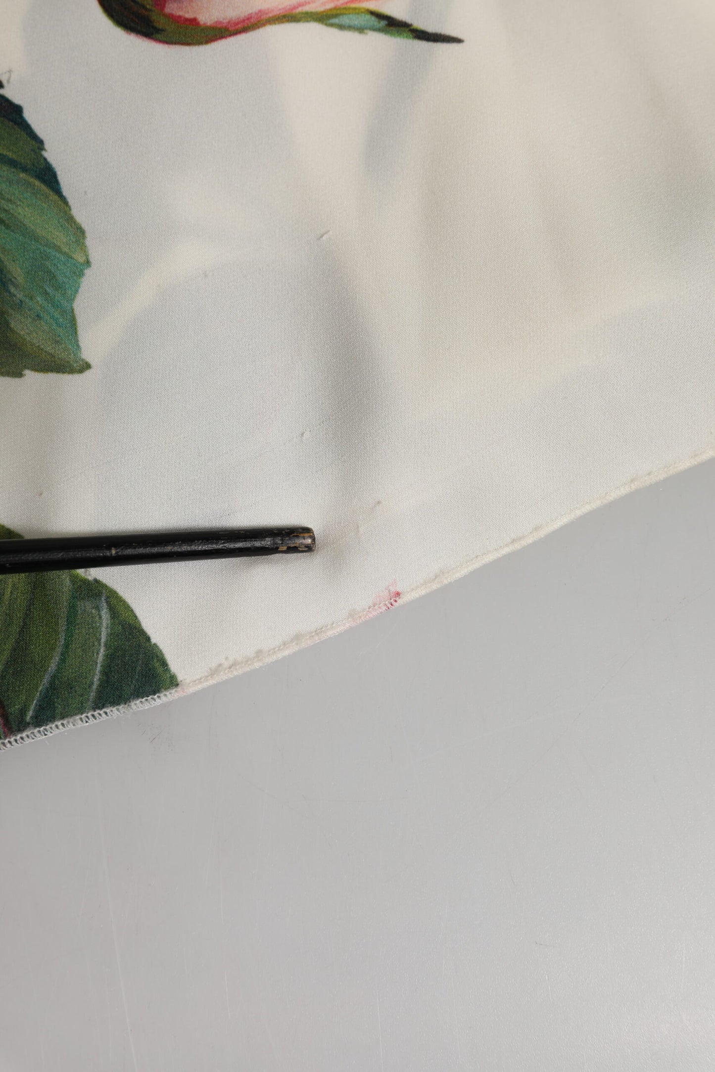 Dolce &amp; Gabbana – Weißes One-Shoulder-Midikleid aus Seide mit Blumenmuster