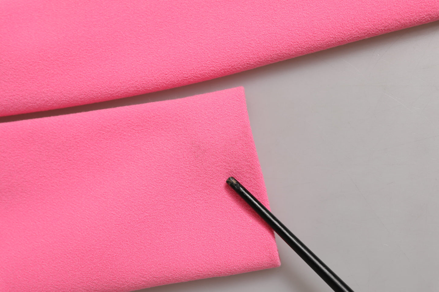 Dolce &amp; Gabbana – Rosafarbenes Etui-Midikleid aus Polyester mit langen Ärmeln