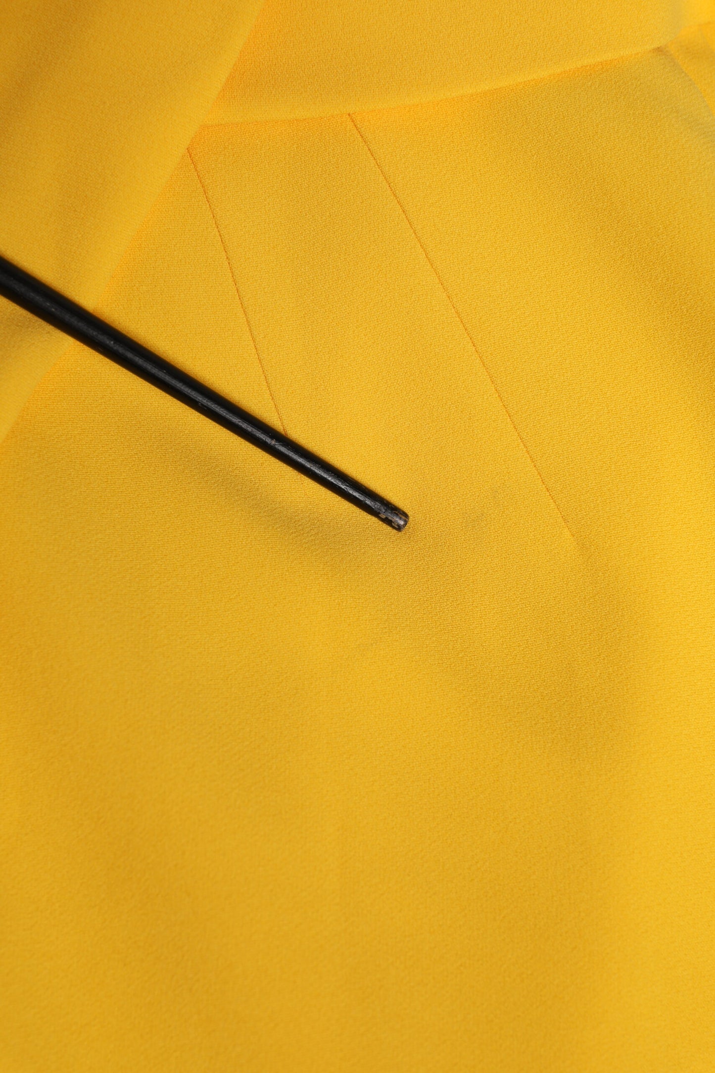 Dolce &amp; Gabbana – Gelbes Etuikleid mit One-Shoulder-Träger und seitlichem Schlitz