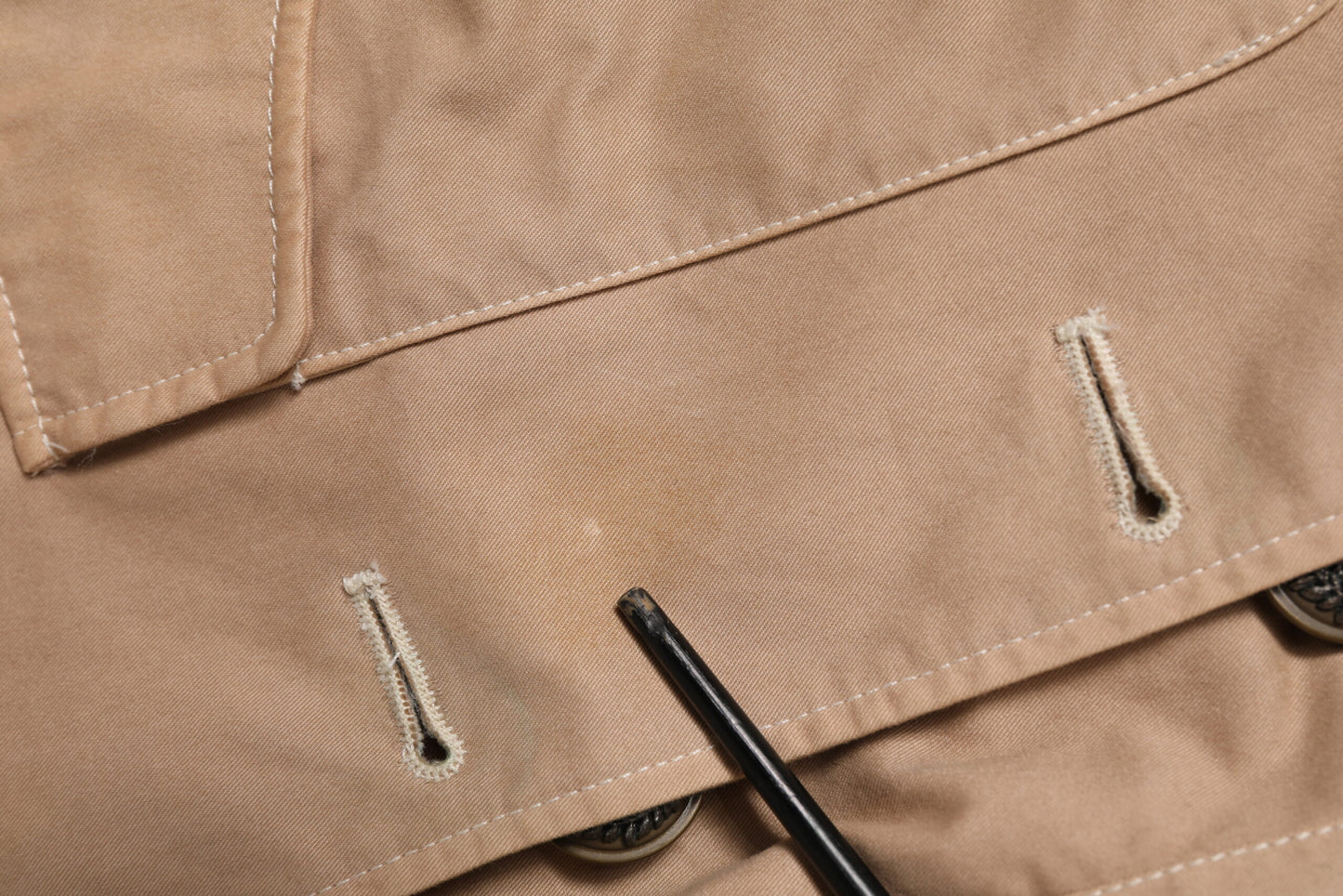 Dolce &amp; Gabbana – Beigefarbene, taillierte, kurze Jacke aus Baumwolle mit Knopfleiste