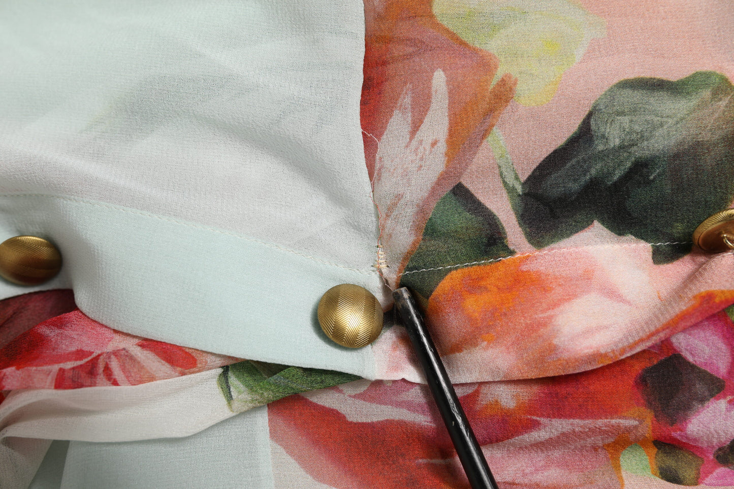 Dolce &amp; Gabbana, mehrfarbiges Oberteil mit Ascot-Kragen und Blumen-Patchwork