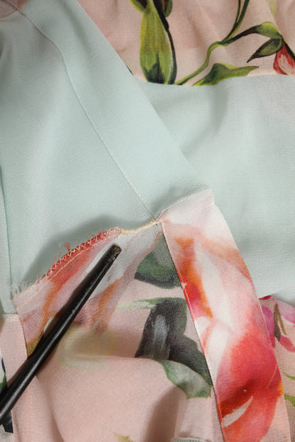 Dolce &amp; Gabbana, mehrfarbiges Oberteil mit Ascot-Kragen und Blumen-Patchwork