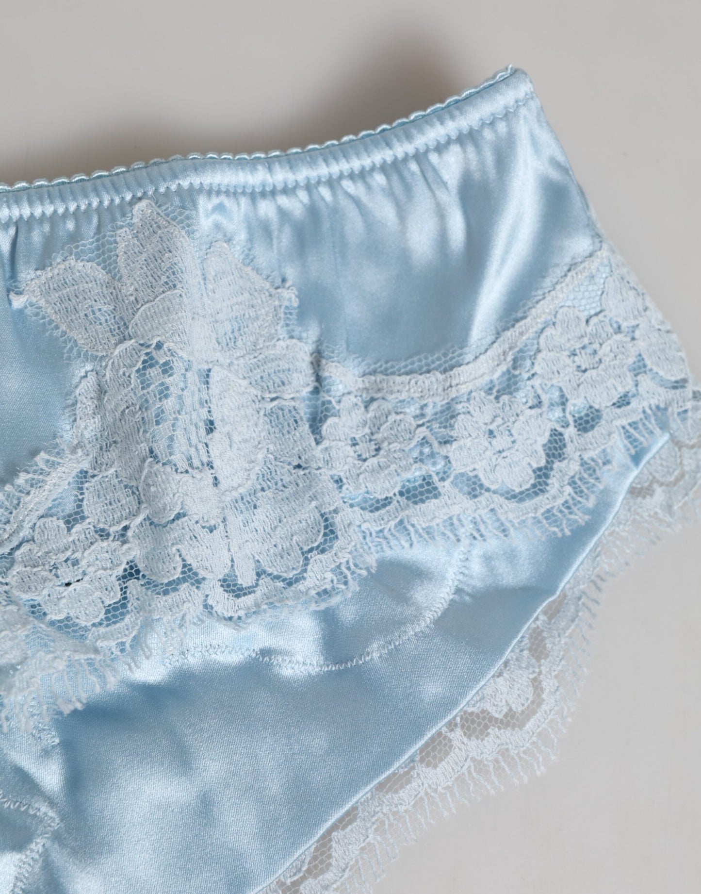 Dolce &amp; Gabbana – Slip aus himmelblauer Seidensatin-Spitze