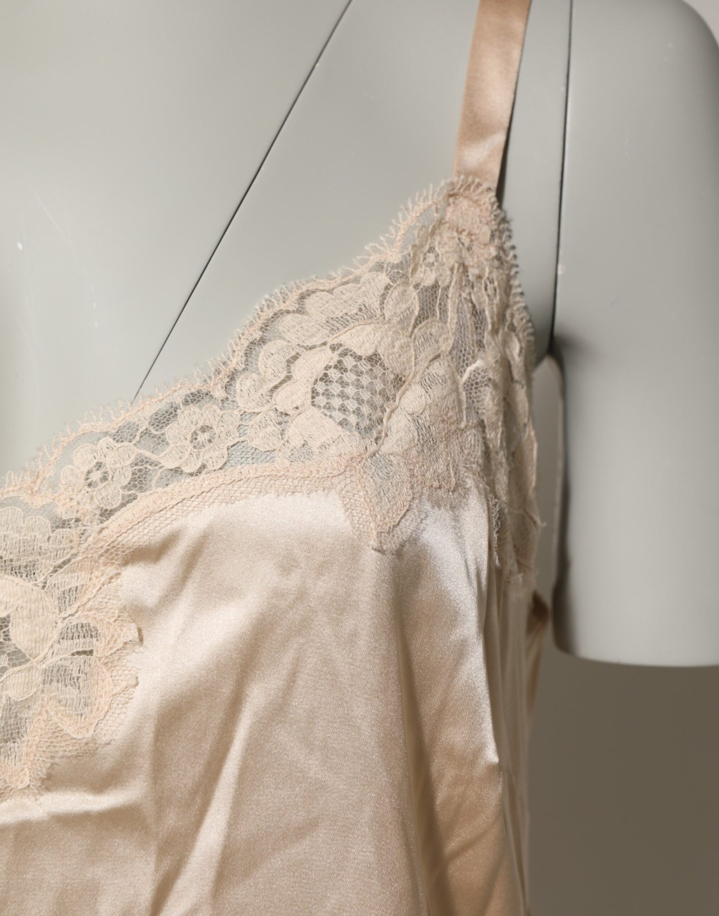 Dolce &amp; Gabbana – Nude – Chemise-Dessous-Kleid aus Seidenmischung mit Spitzenbesatz