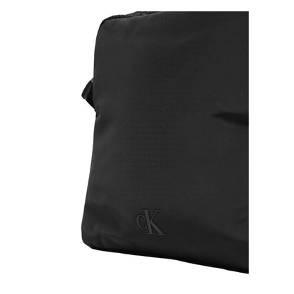 Calvin Klein – Schwarze Messenger-Tasche aus recyceltem Polyester