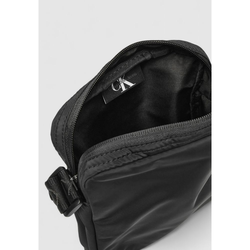 Calvin Klein – Schwarze Messenger-Tasche aus recyceltem Polyester