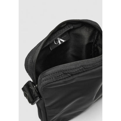 Calvin Klein – Schwarze Messenger-Tasche aus recyceltem Polyester