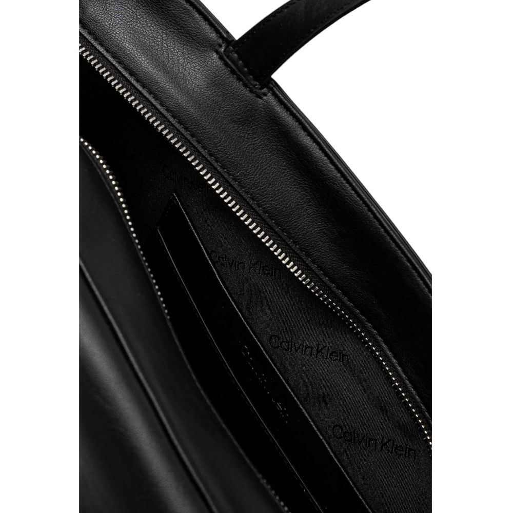 Calvin Klein – Schwarze Handtasche aus recyceltem Polyester
