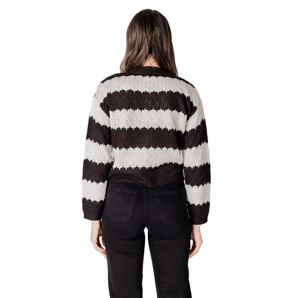 Jacqueline De Yong Schwarz-weiße Marabu-Strickjacke