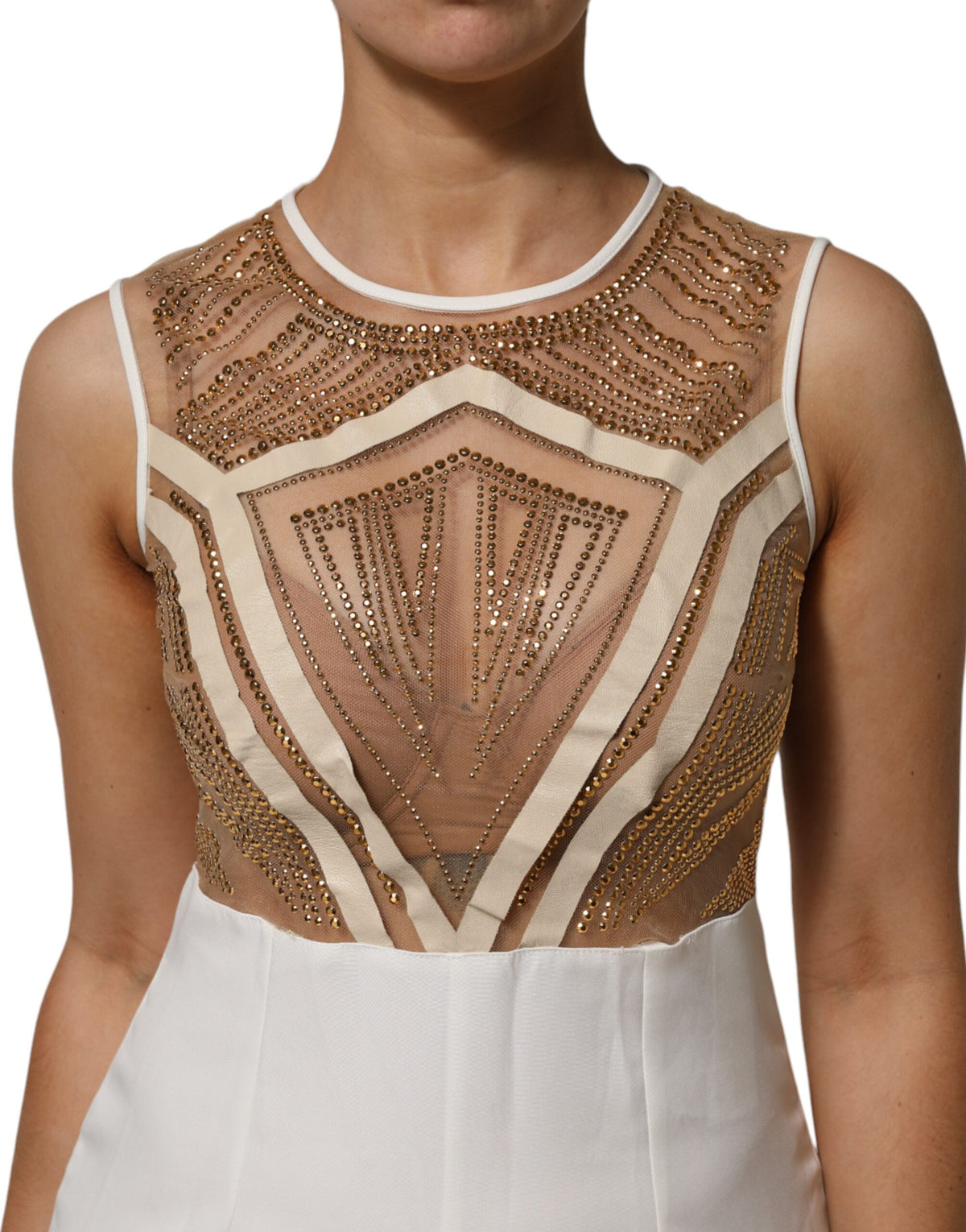 Mangano – Ärmelloser Jumpsuit aus Netzstoff mit Kristallverzierung in Weiß und Beige