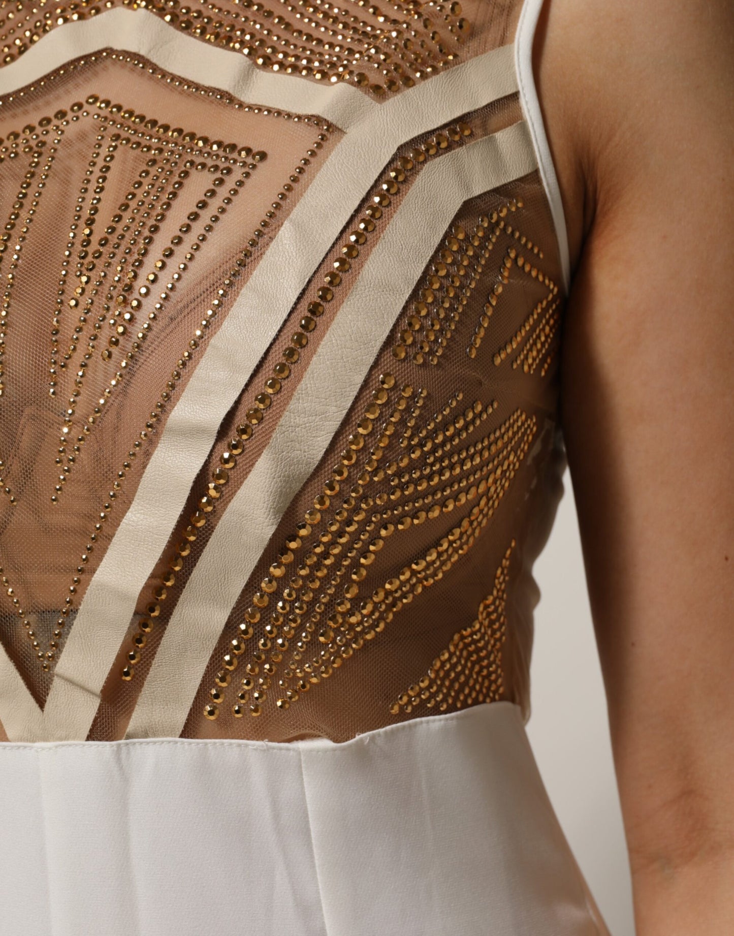 Mangano – Ärmelloser Jumpsuit aus Netzstoff mit Kristallverzierung in Weiß und Beige