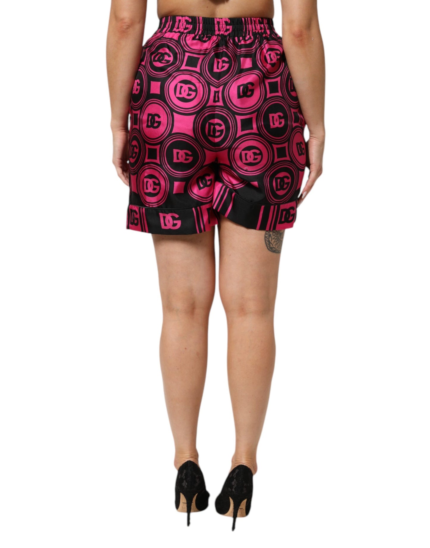 Dolce &amp; Gabbana – Shorts aus Seide mit Logo-Print und DG-Muster in Pink und Schwarz