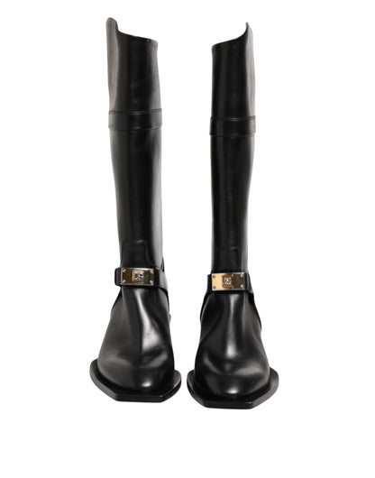 Dolce &amp; Gabbana – Wadenhohe Stiefel mit Logo-Schild in Schwarz